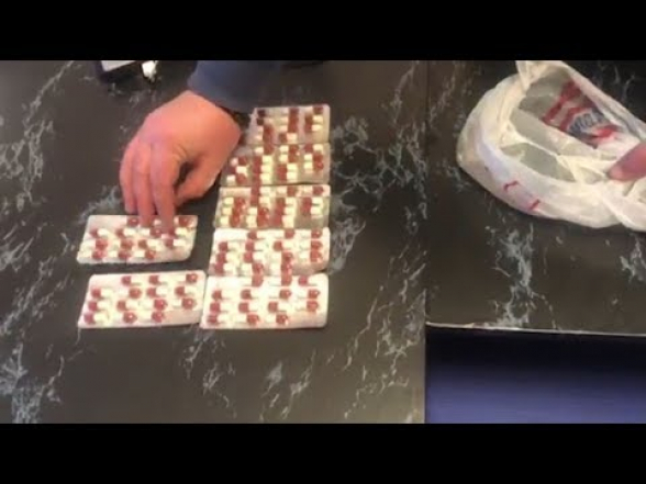 Բերման ենթարկվածի խուզարկությամբ լիրիկայի 100 դեղահաբ են հայտնաբերել (տեսանյութ)